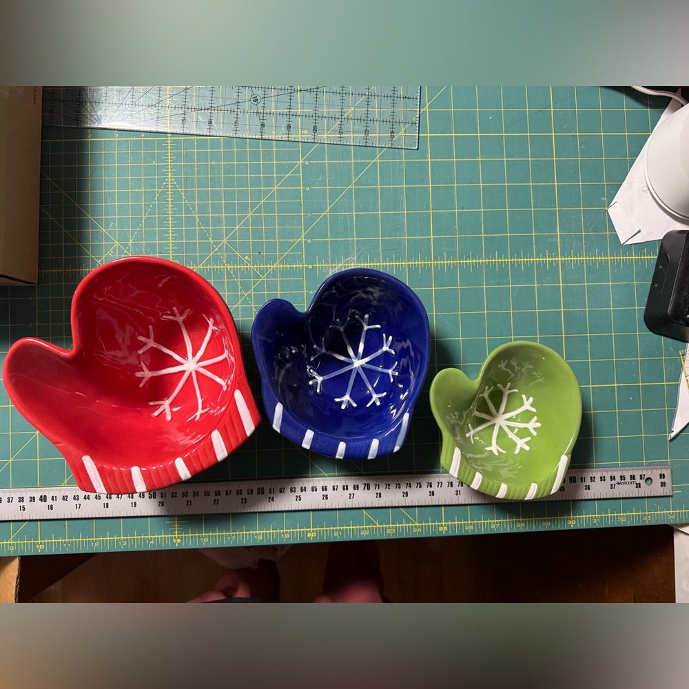 Boston Warehouse Red Mitten Bowl